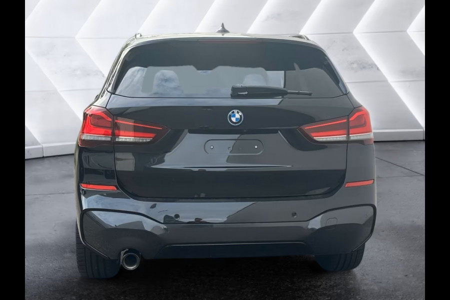 BMW X1 xDrive25e M-SPORT ** LED, NAVI+, PANORAMA, MEM, 19-inch LMV, H&K, HuD ** UNFALLFREI - Vol.Dealer Onderh.** ** INFORMEER OOK NAAR ONZE AANTREKKELIJKE FINANCIAL-LEASE TARIEVEN **