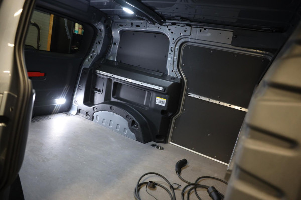 Volkswagen ID. Buzz Cargo 77 kWh / Acc / AUT / Camera / 3 Zits / Schuifdeur / Elek Pakket / Pdc / Led / MAXTON