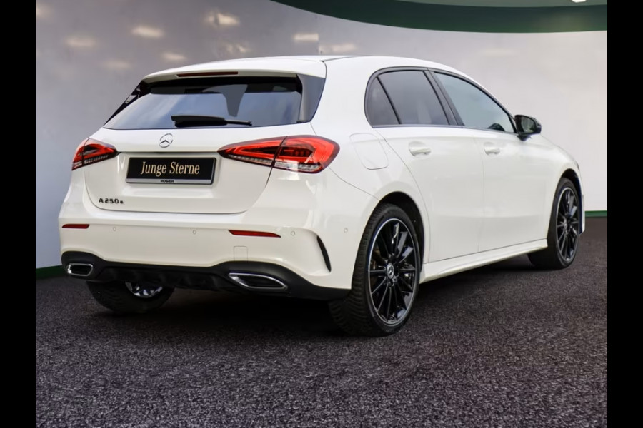 Mercedes-Benz A-Klasse 250e AMG ** LED, MBUX+, DISTRONIC, PANORAMA, 2 zone AIRCO, 19-inch LMV, NIGHT ** 1e EIG - UNFALLFREI ** ** INFORMEER OOK NAAR ONZE AANTREKKELIJKE FINANCIAL-LEASE TARIEVEN **