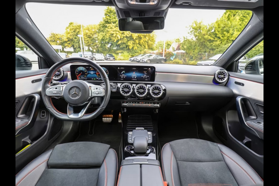 Mercedes-Benz A-Klasse 250e AMG ** LED, MBUX+, DISTRONIC, PANORAMA, 2 zone AIRCO, 19-inch LMV, NIGHT ** 1e EIG - UNFALLFREI ** ** INFORMEER OOK NAAR ONZE AANTREKKELIJKE FINANCIAL-LEASE TARIEVEN **