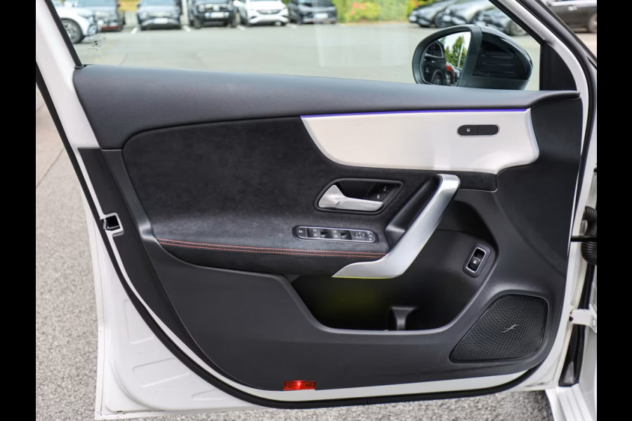 Mercedes-Benz A-Klasse 250e AMG ** LED, MBUX+, DISTRONIC, PANORAMA, 2 zone AIRCO, 19-inch LMV, NIGHT ** 1e EIG - UNFALLFREI ** ** INFORMEER OOK NAAR ONZE AANTREKKELIJKE FINANCIAL-LEASE TARIEVEN **