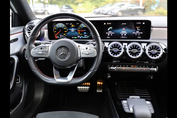 Mercedes-Benz A-Klasse 250e AMG ** LED, MBUX+, DISTRONIC, PANORAMA, 2 zone AIRCO, 19-inch LMV, NIGHT ** 1e EIG - UNFALLFREI ** ** INFORMEER OOK NAAR ONZE AANTREKKELIJKE FINANCIAL-LEASE TARIEVEN **