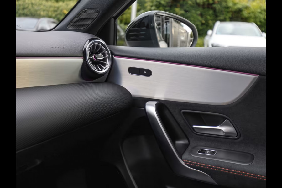 Mercedes-Benz A-Klasse 250e AMG ** LED, MBUX+, DISTRONIC, PANORAMA, 2 zone AIRCO, 19-inch LMV, NIGHT ** 1e EIG - UNFALLFREI ** ** INFORMEER OOK NAAR ONZE AANTREKKELIJKE FINANCIAL-LEASE TARIEVEN **