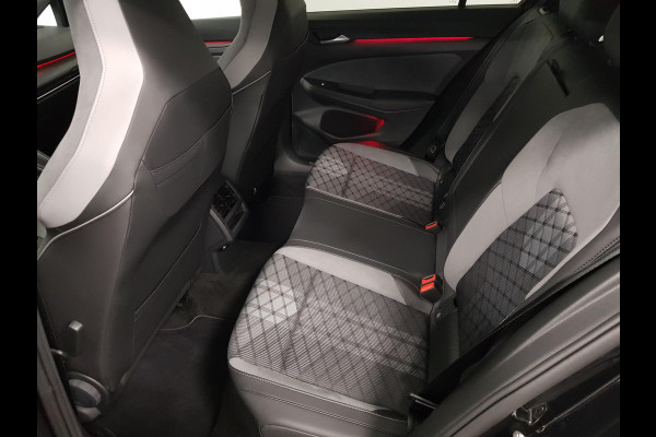 Volkswagen Golf 1.5 eTSI 150pk DSG R-Line | DEMO ! | Climate Control | Camera | Parkeer sensoren | Led+IQ light | 18"Lichtmetalen Velgen | Trekhaak | Winter pakket | Digitale Cockpit