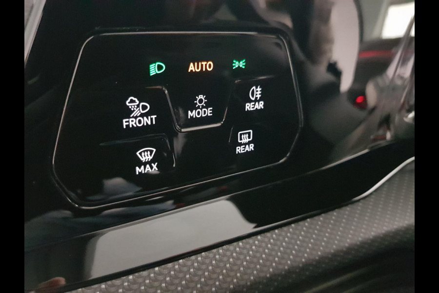 Volkswagen Golf 1.5 eTSI 150pk DSG R-Line | DEMO ! | Climate Control | Camera | Parkeer sensoren | Led+IQ light | 18"Lichtmetalen Velgen | Trekhaak | Winter pakket | Digitale Cockpit