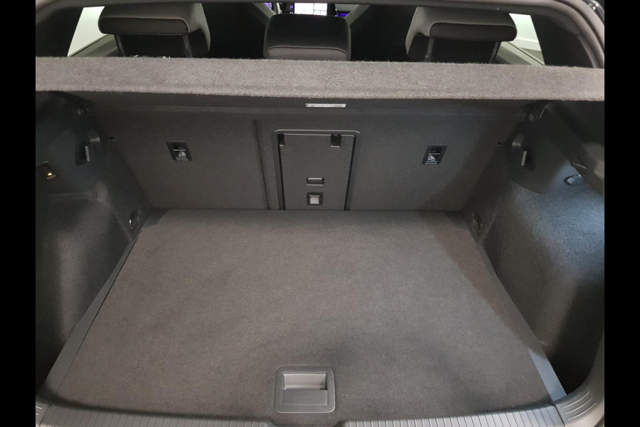 Volkswagen Golf 1.5 eTSI 150pk DSG R-Line | DEMO ! | Climate Control | Camera | Parkeer sensoren | Led+IQ light | 18"Lichtmetalen Velgen | Trekhaak | Winter pakket | Digitale Cockpit