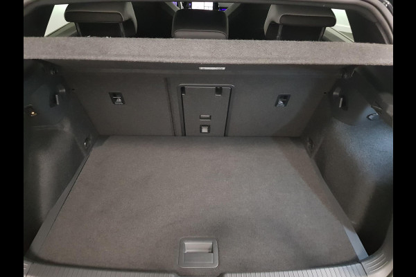 Volkswagen Golf 1.5 eTSI 150pk DSG R-Line | DEMO ! | Climate Control | Camera | Parkeer sensoren | Led+IQ light | 18"Lichtmetalen Velgen | Trekhaak | Winter pakket | Digitale Cockpit