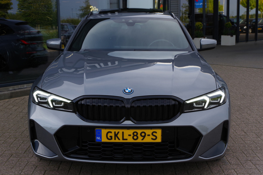 BMW 3 Serie Touring 320e M-Sport 204 PK PHEV, Panoramadak, Camera, Memory, Head-Up