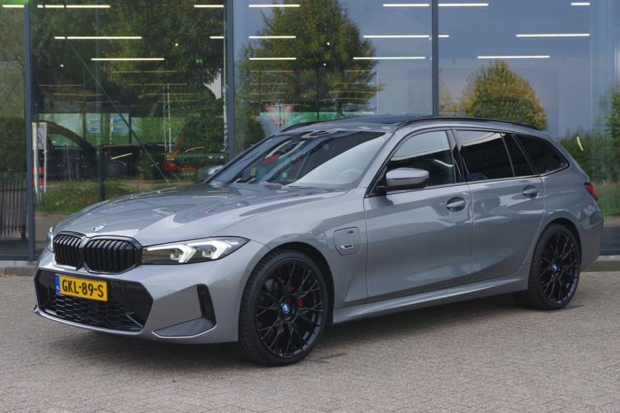BMW 3 Serie Touring 320e M-Sport 204 PK PHEV, Panoramadak, Camera, Memory, Head-Up