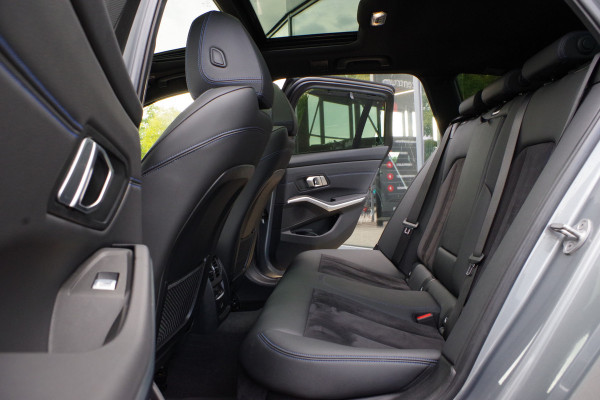 BMW 3 Serie Touring 320e M-Sport 204 PK PHEV, Panoramadak, Camera, Memory, Head-Up