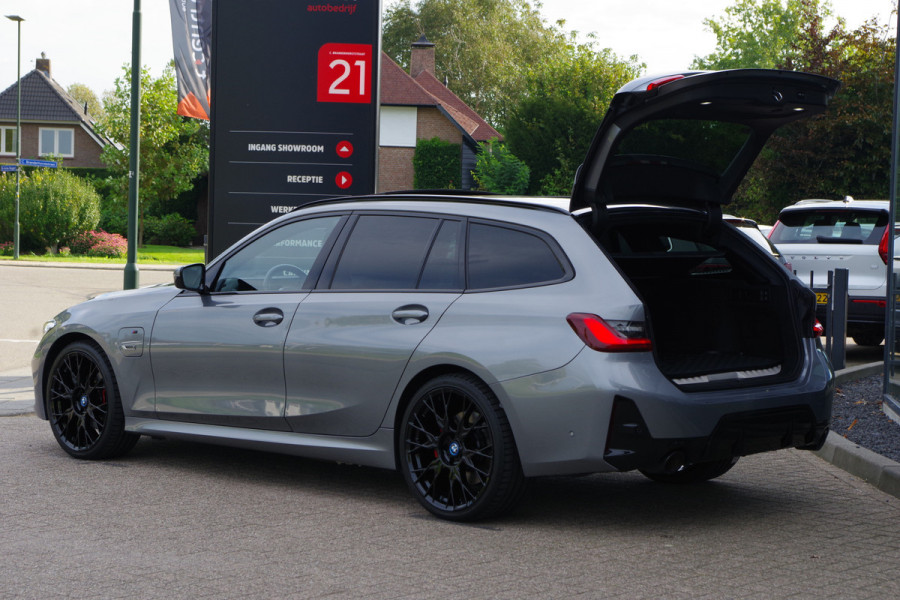 BMW 3 Serie Touring 320e M-Sport 204 PK PHEV, Panoramadak, Camera, Memory, Head-Up
