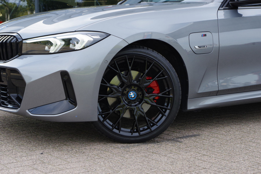 BMW 3 Serie Touring 320e M-Sport 204 PK PHEV, Panoramadak, Camera, Memory, Head-Up
