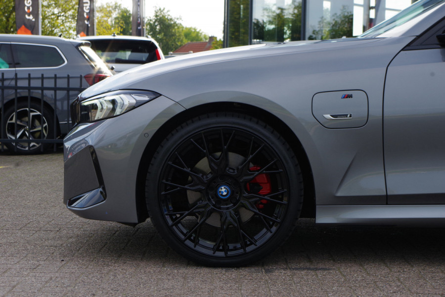 BMW 3 Serie Touring 320e M-Sport 204 PK PHEV, Panoramadak, Camera, Memory, Head-Up