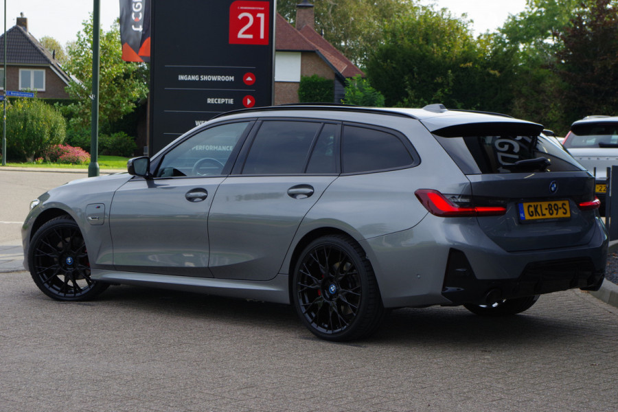 BMW 3 Serie Touring 320e M-Sport 204 PK PHEV, Panoramadak, Camera, Memory, Head-Up