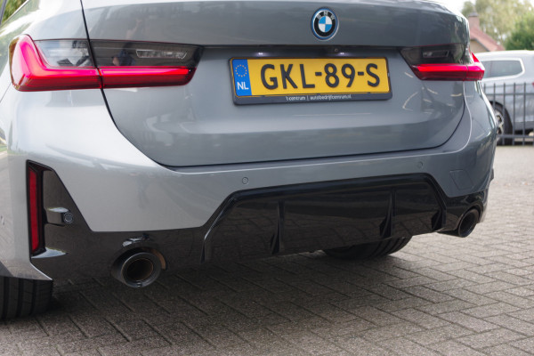 BMW 3 Serie Touring 320e M-Sport 204 PK PHEV, Panoramadak, Camera, Memory, Head-Up