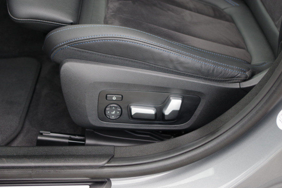 BMW 3 Serie Touring 320e M-Sport 204 PK PHEV, Panoramadak, Camera, Memory, Head-Up