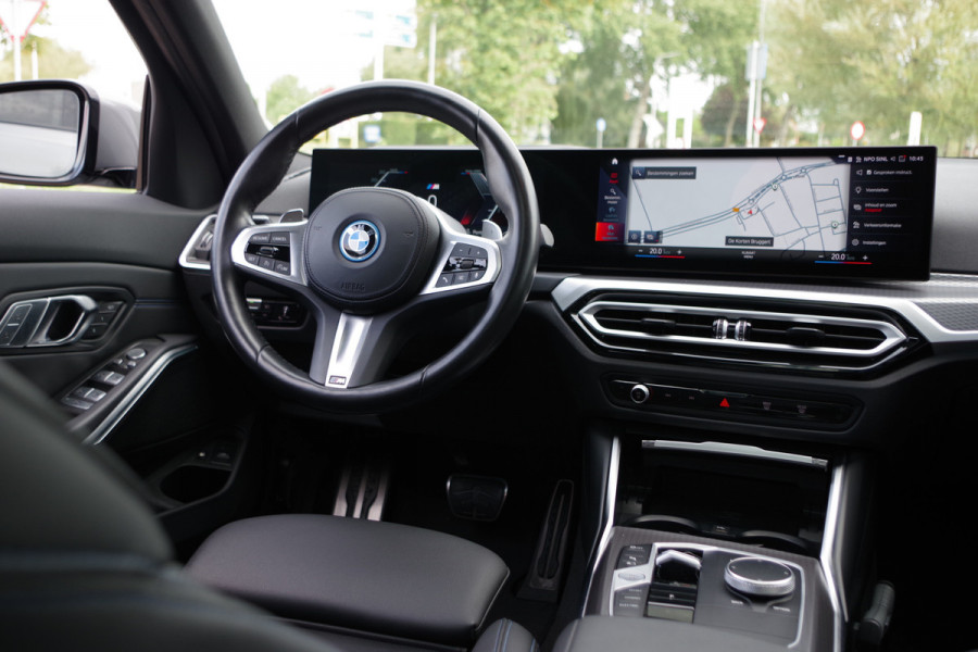 BMW 3 Serie Touring 320e M-Sport 204 PK PHEV, Panoramadak, Camera, Memory, Head-Up