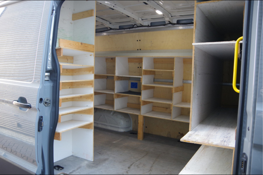 Volkswagen Crafter 35 2.0 TDI L3H2 Highline 177PK AUT. LED, TREKHAAK, CAMERA, CLIMA, STOELVERWARMING, NAVI, CRUISE, PARKEERSENSOREN RONDOM, MISTLAM