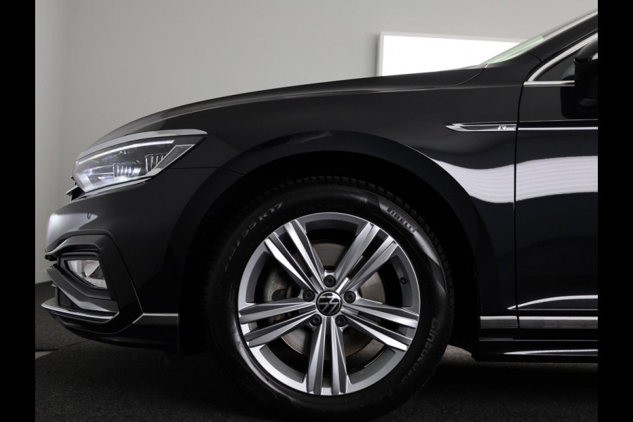 Volkswagen Passat Variant 1.5 TSI R-Line Business 150 PK DSG | Verlengde garantie | Navigatie | Parkeercamera |