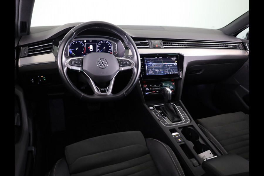 Volkswagen Passat Variant 1.5 TSI R-Line Business 150 PK DSG | Verlengde garantie | Navigatie | Parkeercamera |