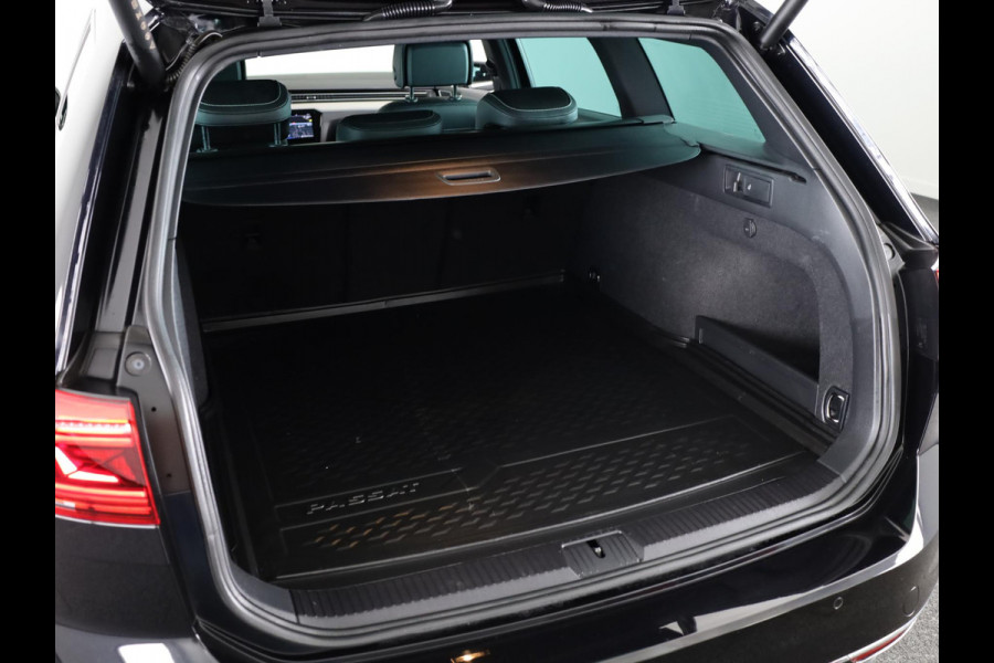 Volkswagen Passat Variant 1.5 TSI R-Line Business 150 PK DSG | Verlengde garantie | Navigatie | Parkeercamera |