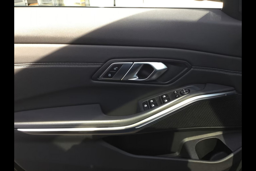 BMW 3-serie 320dA SPORTLINE ** LED, NAVI+, HALF-LEDER, SCHUIF/KANTEL, 18-inch LMV, ACC ** 1e EIG - UNFALLFREI ** ** INFORMEER OOK NAAR ONZE AANTREKKELIJKE FINANCIAL-LEASE TARIEVEN **