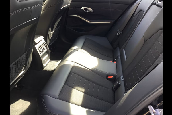 BMW 3-serie 320dA SPORTLINE ** LED, NAVI+, HALF-LEDER, SCHUIF/KANTEL, 18-inch LMV, ACC ** 1e EIG - UNFALLFREI ** ** INFORMEER OOK NAAR ONZE AANTREKKELIJKE FINANCIAL-LEASE TARIEVEN **