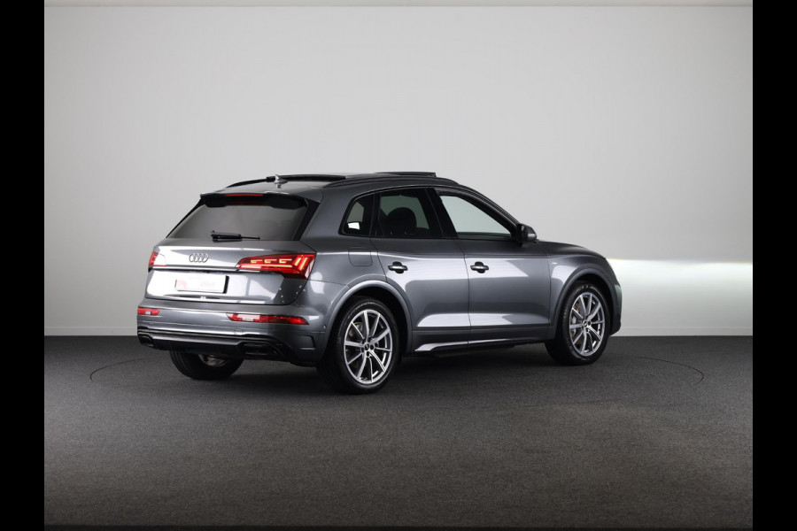 Audi Q5 55 TFSI e S edition 367 pk S-tronic | Verlengde garantie | Navigatie | Panoramadak | Elektr. trekhaak | Rondomzicht camera | B&O Soundsystem | Lichtmetalen velgen 20" | S-Line |