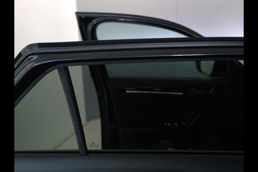 Volkswagen T-Roc 1.5 TSI R-Line 150 pk Automaat (DSG) | Verlengde garantie | Navigatie | Trekhaak (afneembaar) | Parkeersensoren (Park assist) | Achteruitrijcamera | R-Line |
