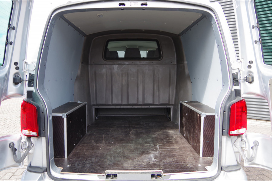 Volkswagen Transporter 2.0 TDI L2H1 DC-5P, BULLI 150PK AUT. 2X SCHUIFDEUR, TREKHAAK, ADAPT. CRUISE, VIRTUAL, CAMERA, NAVI, AIRCO, DUBBELE CABINE
