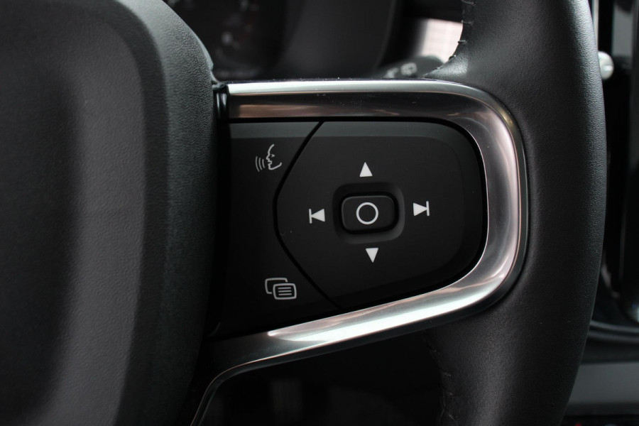 Volvo XC40 1.5 T3 163pk Automaat Momentum Navigatie Apple Carplay/Android Auto Stoelverwarming Parkeersensoren Adaptive Cruise Control Virtual Cockpit LED kop- en mistlampen Draadloos laden Sensus Connect met High Performance Sound