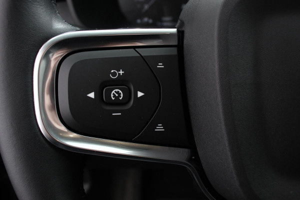 Volvo XC40 1.5 T3 163pk Automaat Momentum Navigatie Apple Carplay/Android Auto Stoelverwarming Parkeersensoren Adaptive Cruise Control Virtual Cockpit LED kop- en mistlampen Draadloos laden Sensus Connect met High Performance Sound