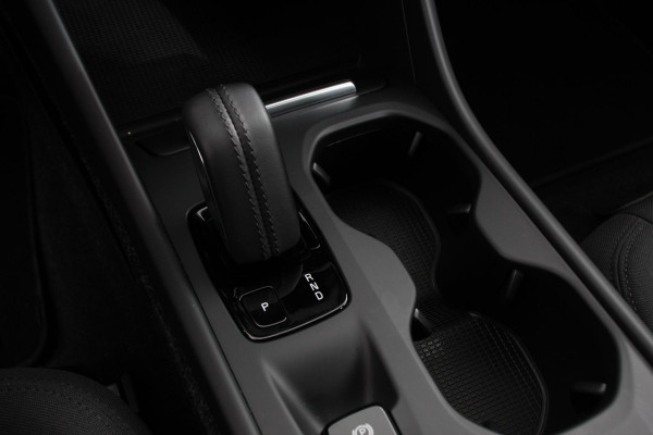 Volvo XC40 1.5 T3 163pk Automaat Momentum Navigatie Apple Carplay/Android Auto Stoelverwarming Parkeersensoren Adaptive Cruise Control Virtual Cockpit LED kop- en mistlampen Draadloos laden Sensus Connect met High Performance Sound