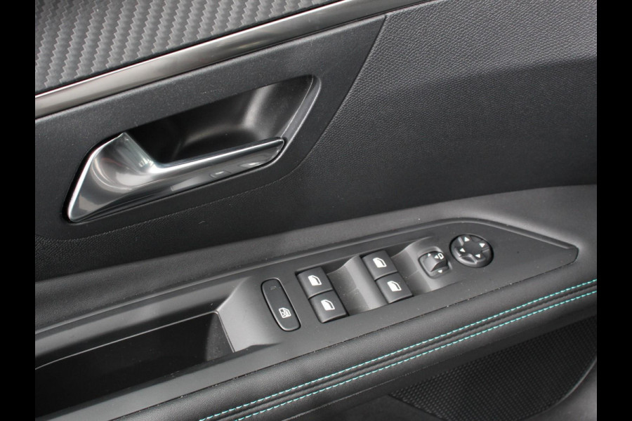 Peugeot 3008 1.2 PureTech Allure Climate control Adaptive cruise control Achteruitrijd camera Parkeersensoren Verwarmde voorstoelen LED Navigatie Apple Carplay/ Android Auto