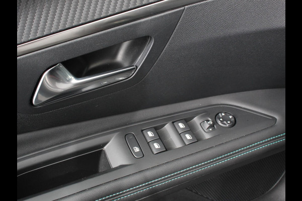 Peugeot 3008 1.2 PureTech Allure Climate control Adaptive cruise control Achteruitrijd camera Parkeersensoren Verwarmde voorstoelen LED Navigatie Apple Carplay/ Android Auto