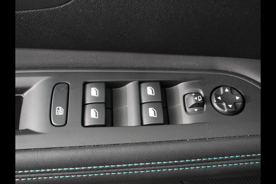 Peugeot 3008 1.2 PureTech Allure Climate control Adaptive cruise control Achteruitrijd camera Parkeersensoren Verwarmde voorstoelen LED Navigatie Apple Carplay/ Android Auto