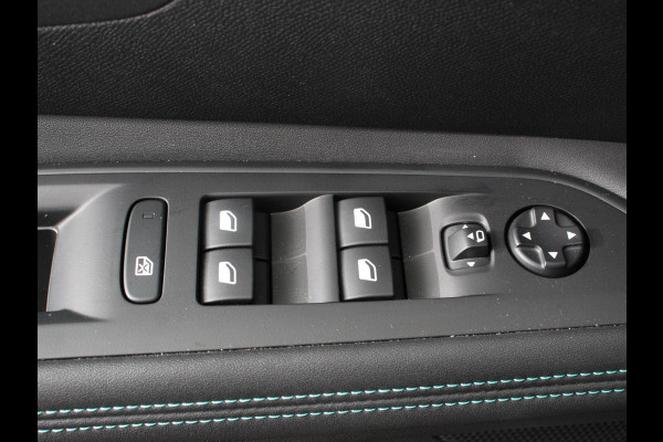 Peugeot 3008 1.2 PureTech Allure Climate control Adaptive cruise control Achteruitrijd camera Parkeersensoren Verwarmde voorstoelen LED Navigatie Apple Carplay/ Android Auto