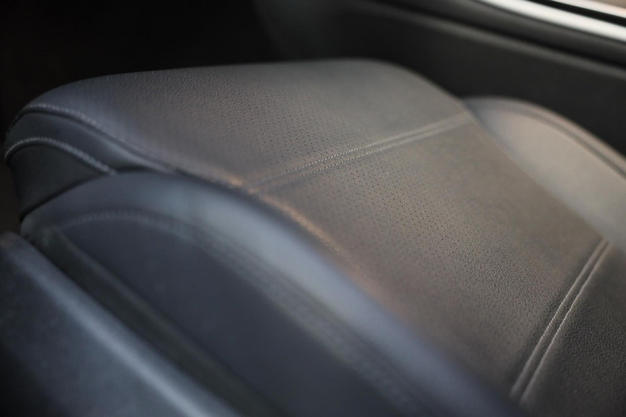 Mercedes-Benz C-Klasse 300 e AMG 63 Look / Massage / Head Up / 360 Camera / Acc / Elek Stoelen / Leder / Open Pano / 20 Inc