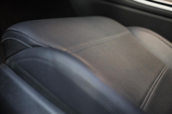 Mercedes-Benz C-Klasse 300 e AMG 63 Look / Massage / Head Up / 360 Camera / Acc / Elek Stoelen / Leder / Open Pano / 20 Inc