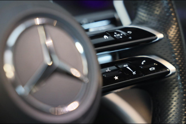 Mercedes-Benz C-Klasse 300 e AMG 63 Look / Massage / Head Up / 360 Camera / Acc / Elek Stoelen / Leder / Open Pano / 20 Inc