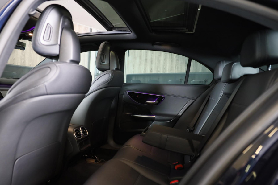 Mercedes-Benz C-Klasse 300 e AMG 63 Look / Massage / Head Up / 360 Camera / Acc / Elek Stoelen / Leder / Open Pano / 20 Inc