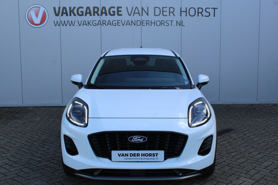 Ford Puma 1.0-125pk EcoBoost Mild-Hybrid Titanium. Fabr. garantie t/m 24-03-2029 ! Eén van de fijnst rijdende auto in z'n klasse ! Autm. airco, stoel-, stuur- en voorraamverw., cruise control, LED verl., navigatie, telefoonvoorb., DAB radio, Apple carplay/Android auto etc.