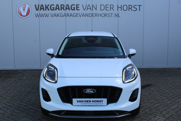 Ford Puma 1.0-125pk EcoBoost Mild-Hybrid Titanium. Fabr. garantie t/m 24-03-2029 ! Eén van de fijnst rijdende auto in z'n klasse ! Autm. airco, stoel-, stuur- en voorraamverw., cruise control, LED verl., navigatie, telefoonvoorb., DAB radio, Apple carplay/Android auto etc.