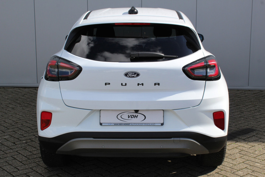Ford Puma 1.0-125pk EcoBoost Mild-Hybrid Titanium. Fabr. garantie t/m 24-03-2029 ! Eén van de fijnst rijdende auto in z'n klasse ! Autm. airco, stoel-, stuur- en voorraamverw., cruise control, LED verl., navigatie, telefoonvoorb., DAB radio, Apple carplay/Android auto etc.