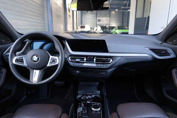 BMW 1-serie 118i M-SPORT LED+XENON/VIRTUAL/SFEER/PANORAMADAK/LEER+S.VERWARMING/LMV/CAM/LINE/ACC/ECC/12 MDN GARANTIE!