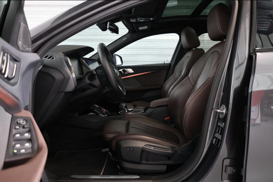 BMW 1-serie 118i M-SPORT LED+XENON/VIRTUAL/SFEER/PANORAMADAK/LEER+S.VERWARMING/LMV/CAM/LINE/ACC/ECC/12 MDN GARANTIE!