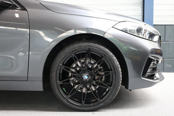 BMW 1-serie 118i M-SPORT LED+XENON/VIRTUAL/SFEER/PANORAMADAK/LEER+S.VERWARMING/LMV/CAM/LINE/ACC/ECC/12 MDN GARANTIE!