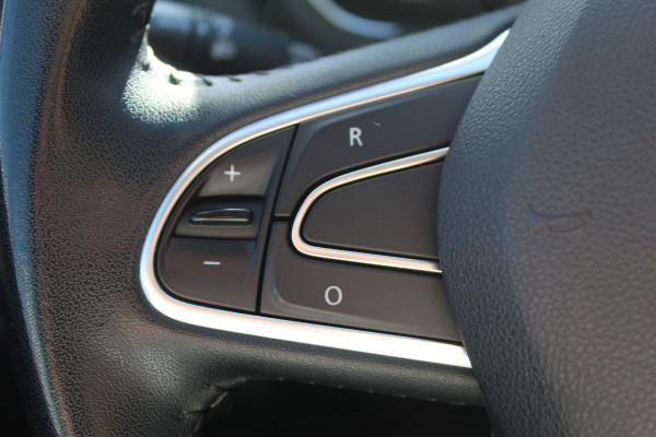Renault Scénic 1.2 TCe Intens , Trekgewicht 1850kg Zeer nette hoog zitter , Climate  control , Navigatie , Cruis control Trekhaak , Parkeer sensoren V+A , AGR stoel bestuurder