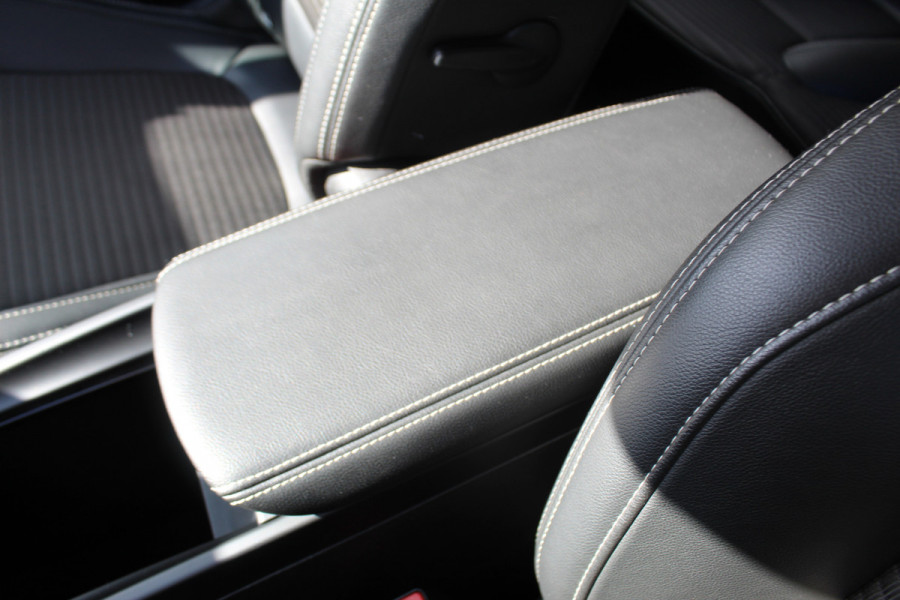 Renault Scénic 1.2 TCe Intens , Trekgewicht 1850kg Zeer nette hoog zitter , Climate  control , Navigatie , Cruis control Trekhaak , Parkeer sensoren V+A , AGR stoel bestuurder
