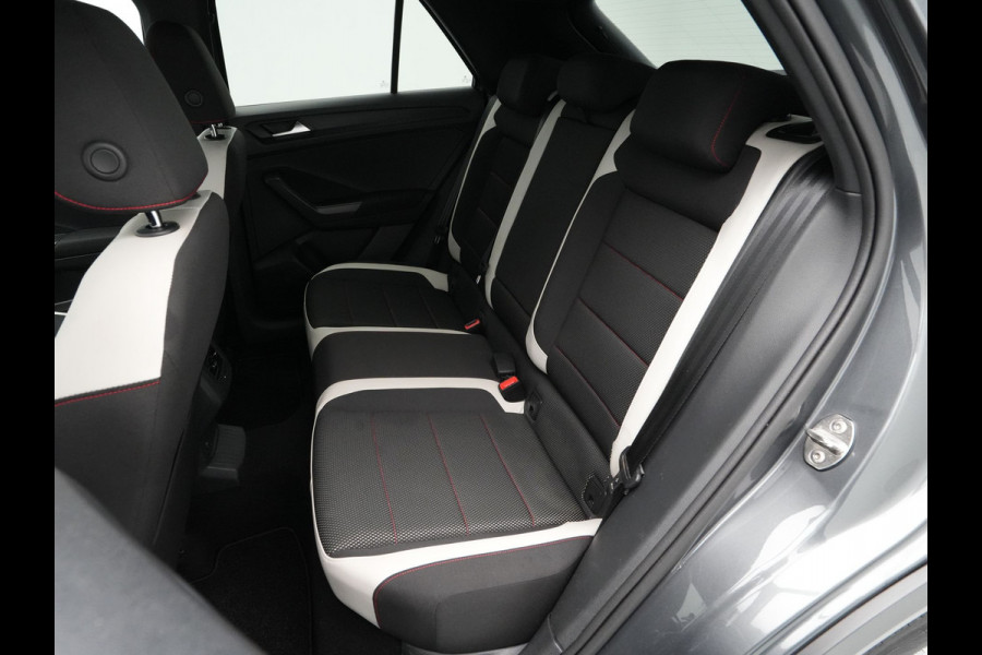Volkswagen T-Roc 1.5 TSI 150pk DSG Sport Navigatie Trekhaak Virtual cockpit Acc Carplay 95